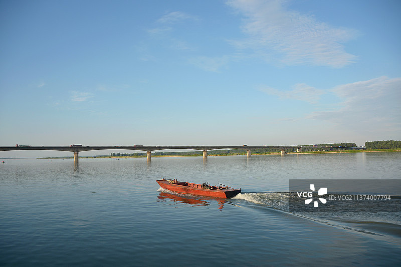 铁质快船和桥图片素材