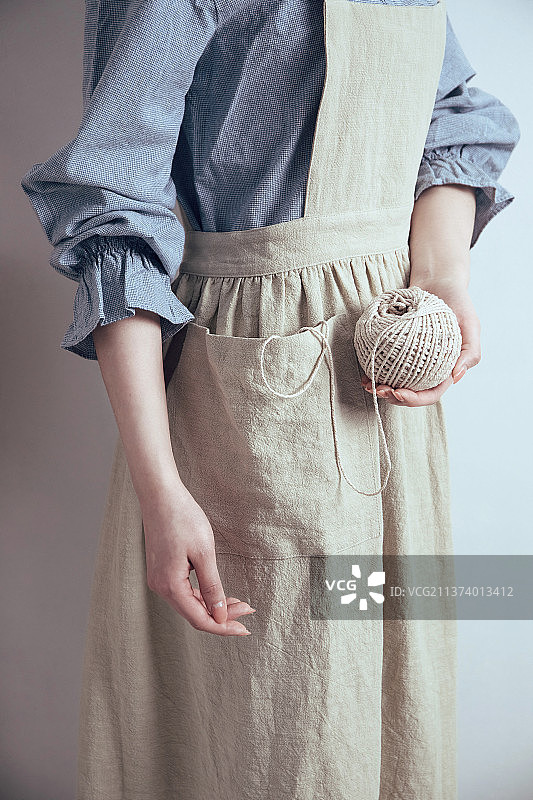 棉麻复古围裙与线团图片素材