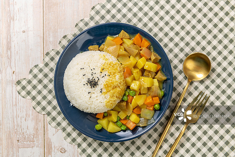 一盘咖喱饭特写暖色背景图片素材