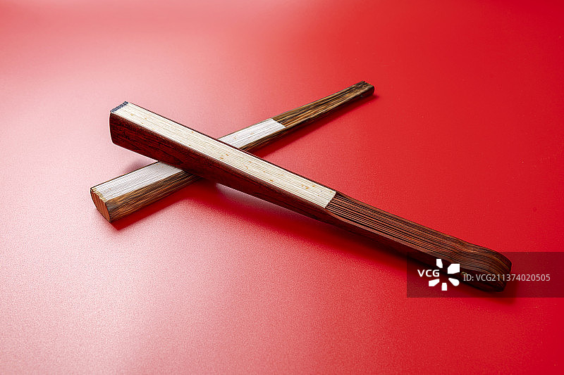 中国传统折扇纸扇特写红色背景图片素材