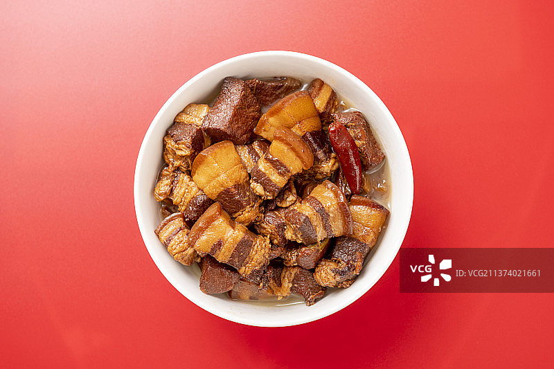 一碗红烧肉特写红色背景图片素材