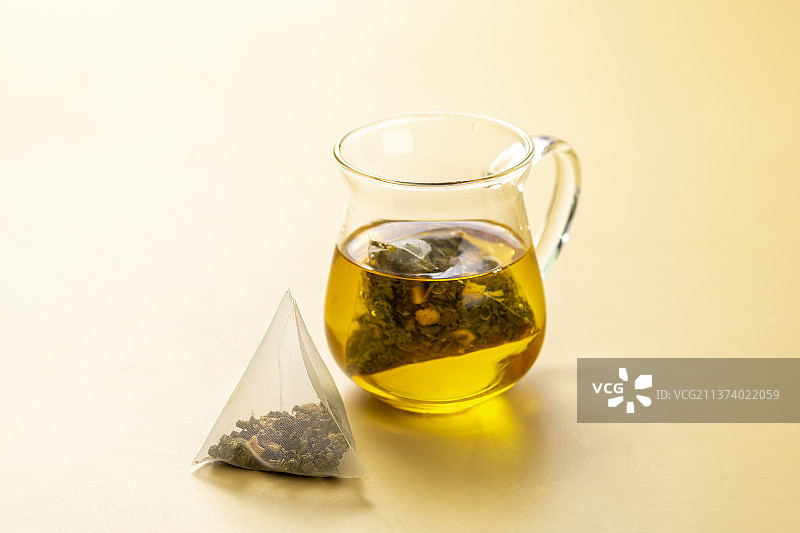 袋泡茶特写黄绿色背景图片素材