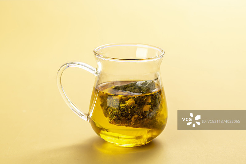袋泡茶特写黄绿色背景图片素材