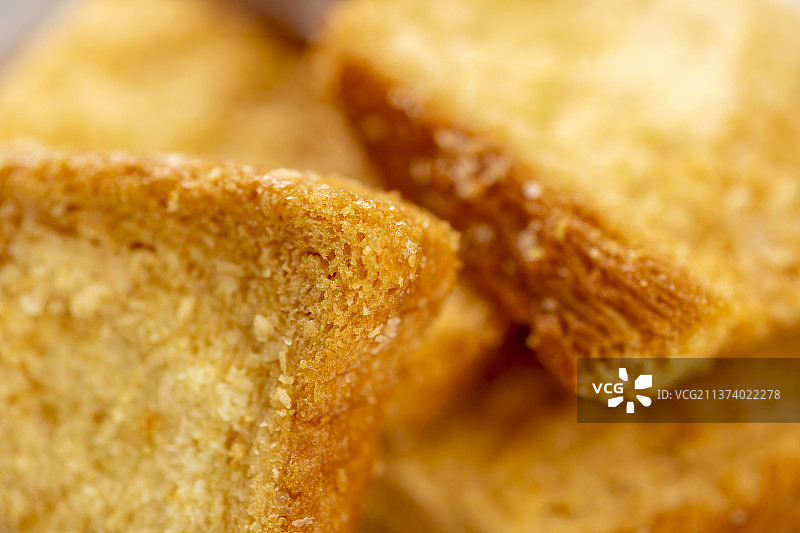 一盘面包干特写白色背景图片素材