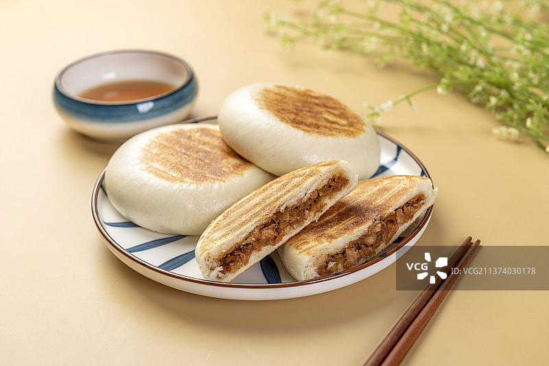 中式早餐鲜肉馅饼豆浆特写暖色莫兰迪色系背景图片素材