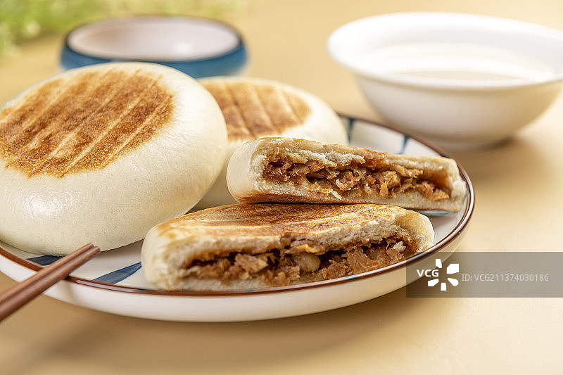 中式早餐鲜肉馅饼豆浆特写暖色莫兰迪色系背景图片素材