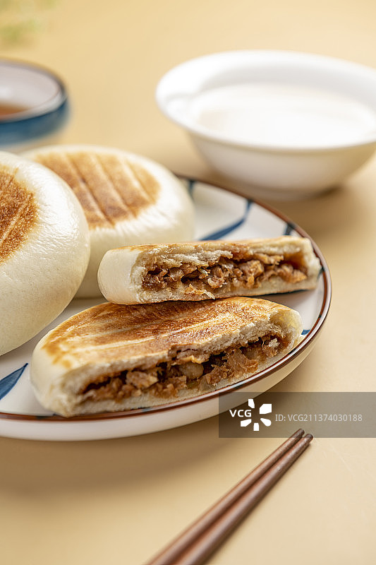 中式早餐鲜肉馅饼豆浆特写暖色莫兰迪色系背景图片素材