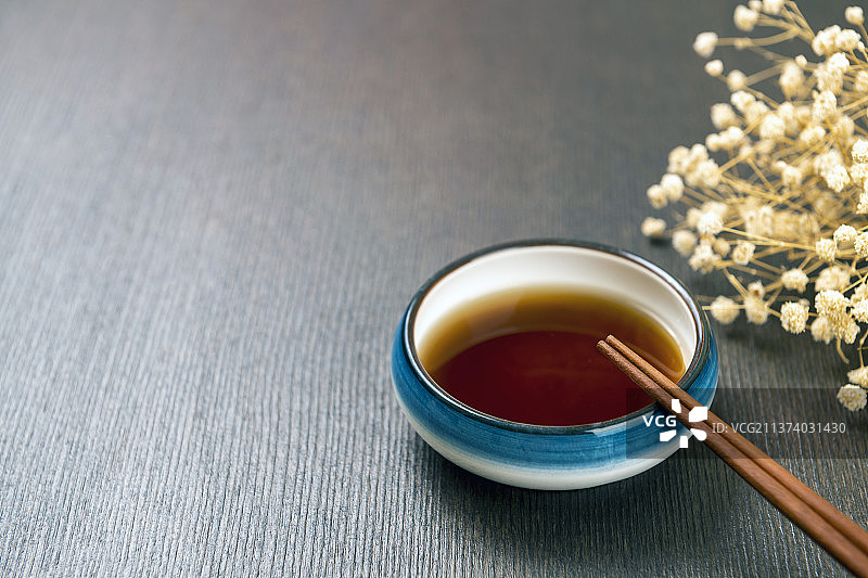 醋碟筷子特写木桌面背景图片素材