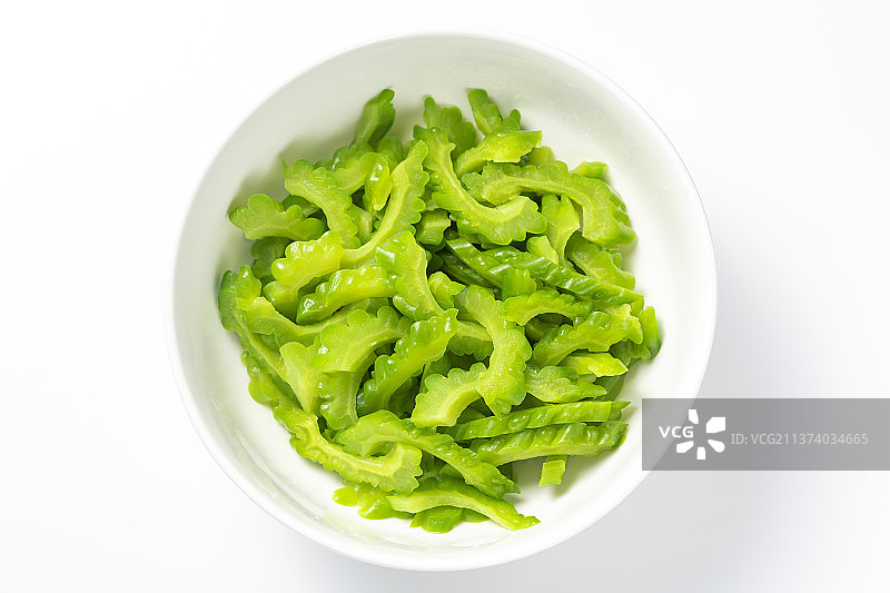 一碗凉拌苦瓜特写白色背景图片素材