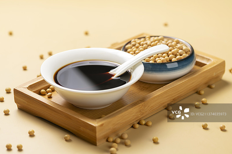 传统调料酱油特写黄色莫兰迪色系背景图片素材