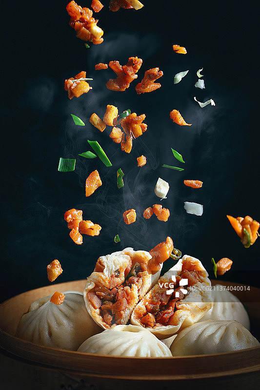 蒸小笼肉包子茄子包图片素材