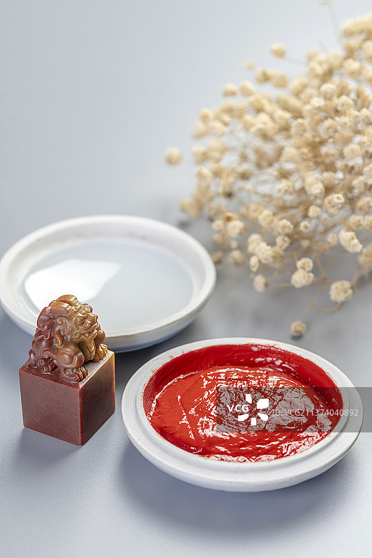 一盒印泥特写灰色背景图片素材