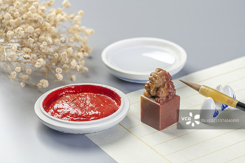 一盒印泥特写灰色背景图片素材