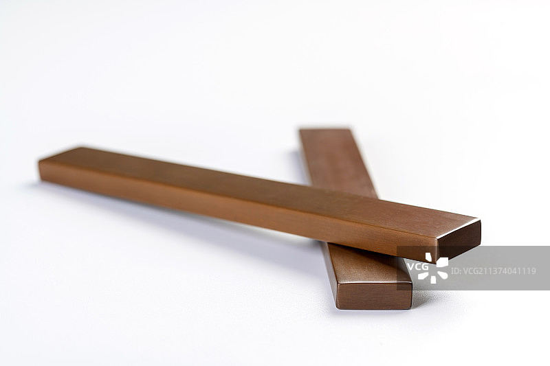 紫铜镇尺特写白色背景图片素材