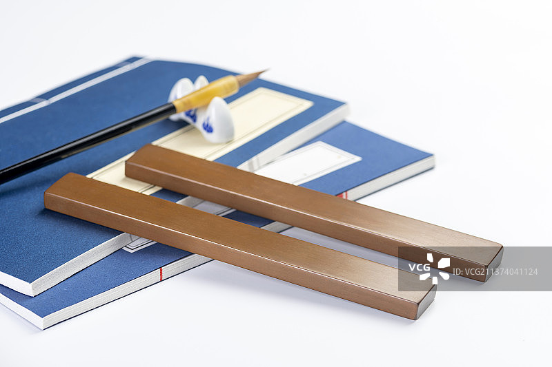 紫铜镇尺特写白色背景图片素材