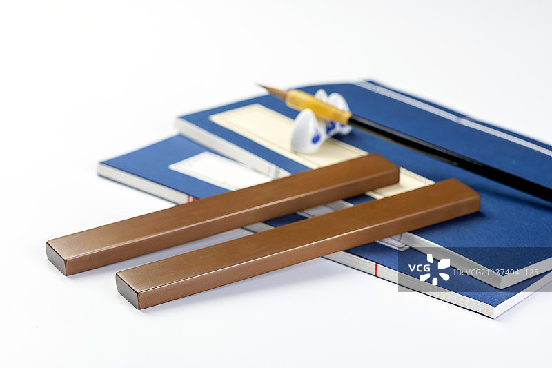 紫铜镇尺特写白色背景图片素材