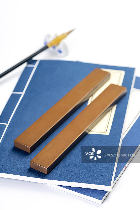 紫铜镇尺特写白色背景图片素材