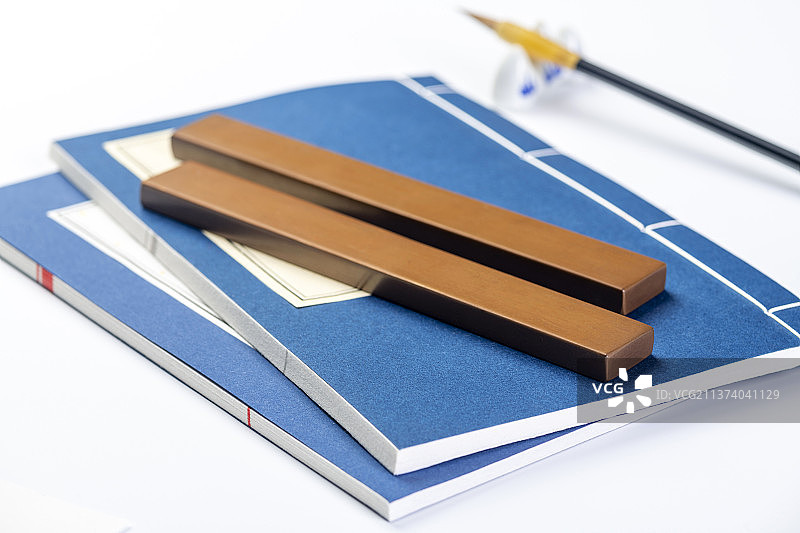 紫铜镇尺特写白色背景图片素材