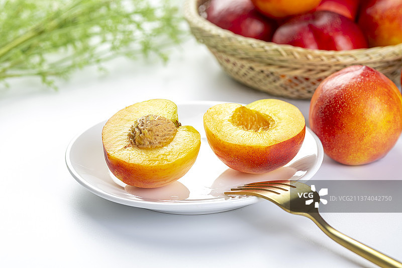 油桃特写白色背景图片素材