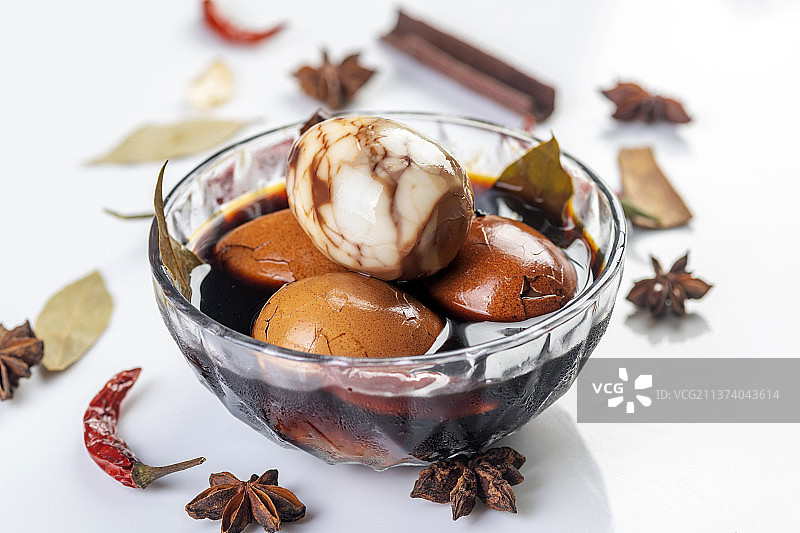 茶叶鸡蛋与茶水特写白色背景图片素材