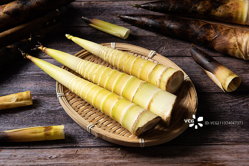 剥开的新鲜春笋竹笋图片素材