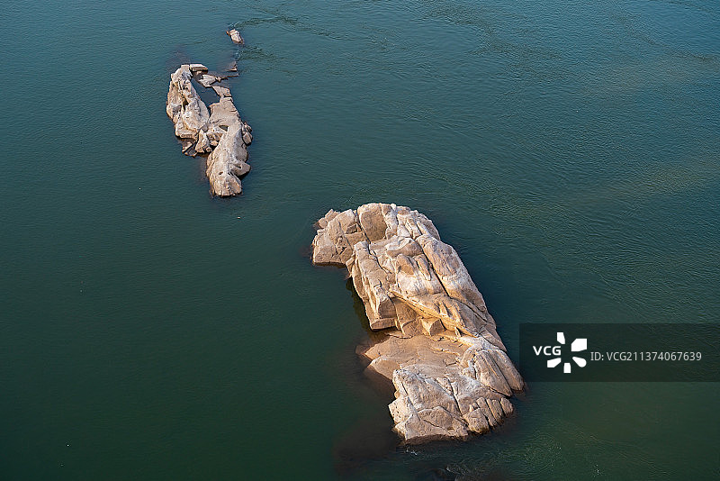 长江中的巨石图片素材