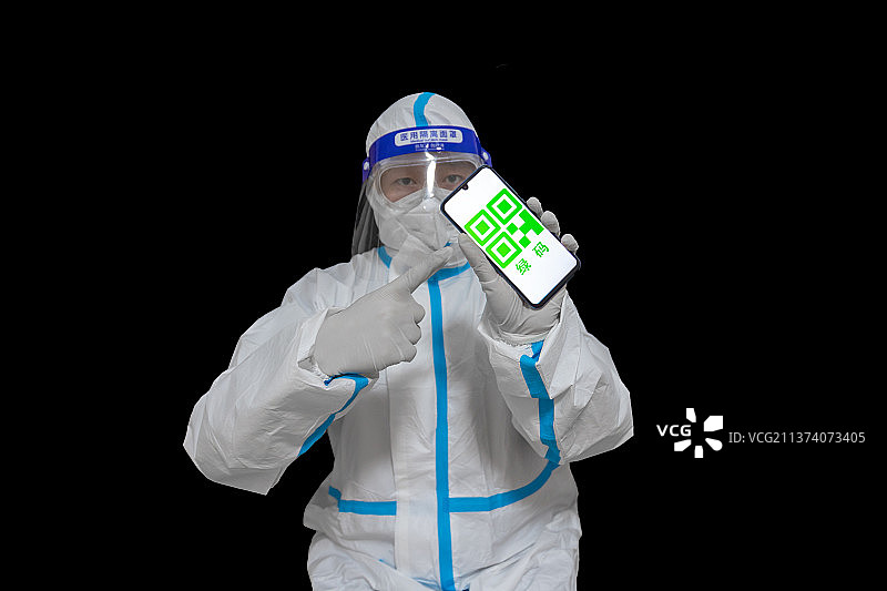 展示健康码的医护大白图片素材