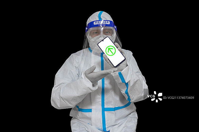 展示疫情健康码的医护大白图片素材