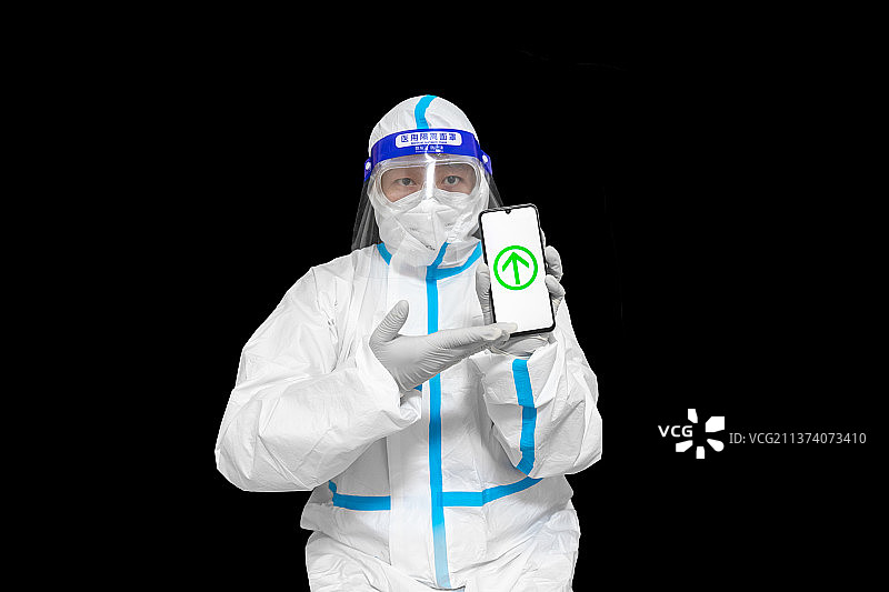 展示疫情健康码的医护大白图片素材