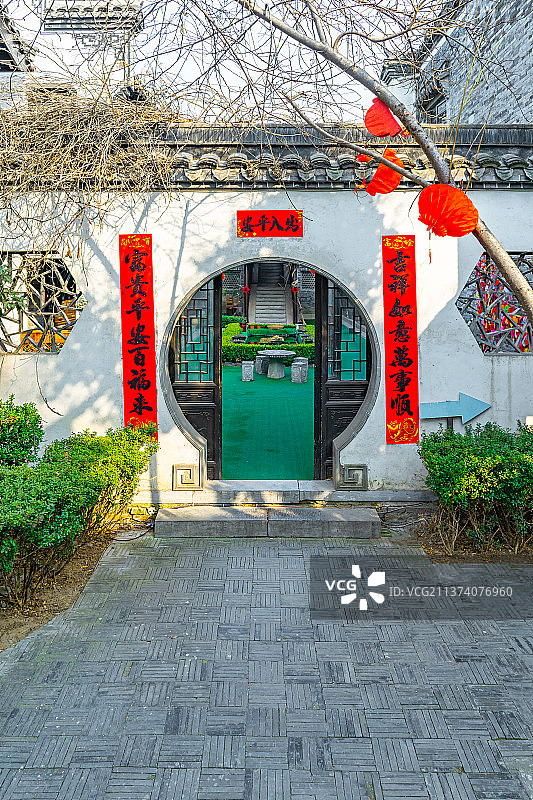 中国山东省枣庄市台儿庄古城，著名旅游景点，古代建筑里的中式庭院和圆形月亮门，户外无人图像摄影图片素材