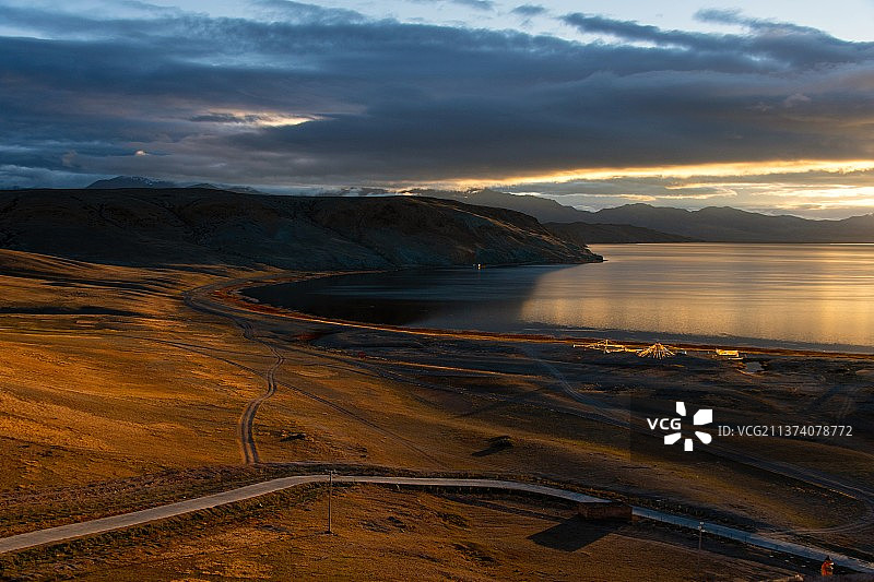 玛旁雍措清晨朝霞图片素材