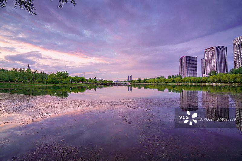 静谧暮色+宁夏银川市金凤区伊水园图片素材