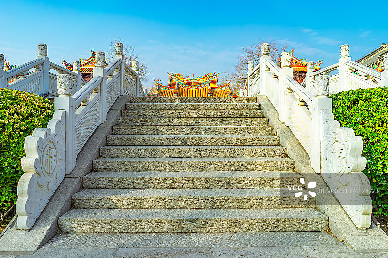 中国山东省枣庄市台儿庄古城，宏伟的古代建筑天后宫，古老的石桥上的石头台阶楼梯，户外无人图像摄图片素材