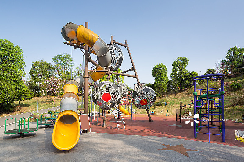 高空管道滑梯，儿童游乐场图片素材
