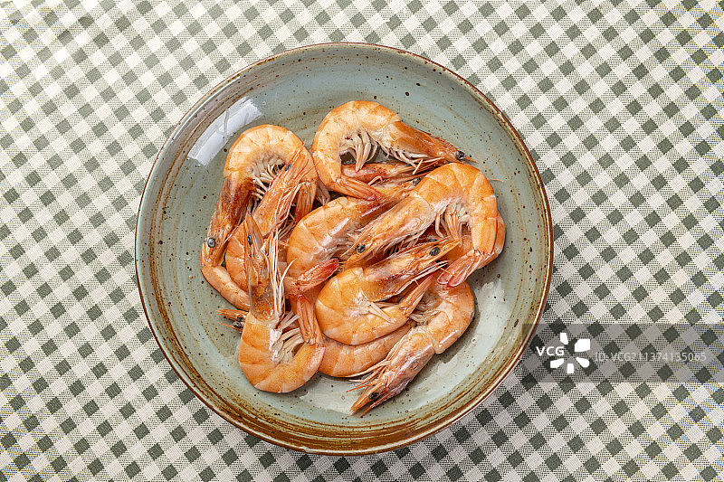煮虾特写格子桌布背景图片素材