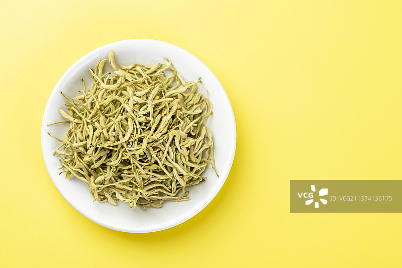 传统中药金银花特写黄色背景图片素材