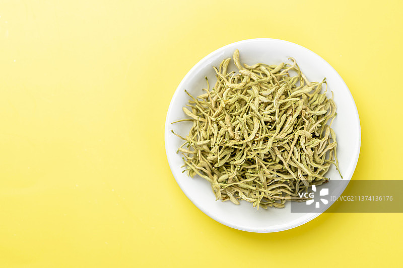 传统中药金银花特写黄色背景图片素材