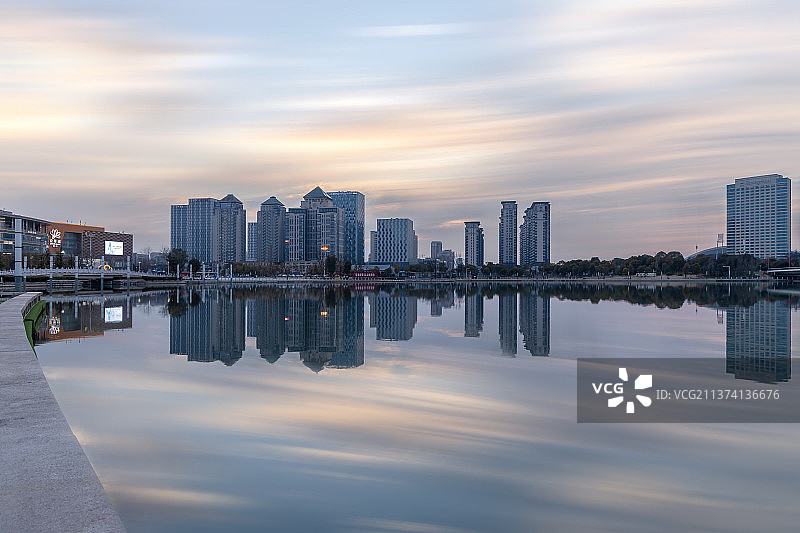 湖边的高楼大厦和倒影图片素材