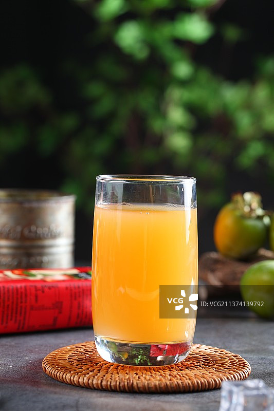 果汁在玻璃杯拍摄图片素材