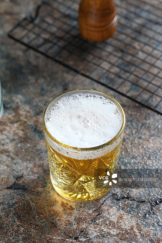 啤酒倒入酒杯场景图图片素材