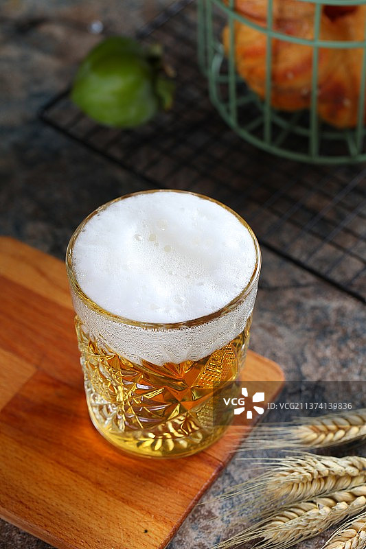 啤酒倒入酒杯场景图图片素材