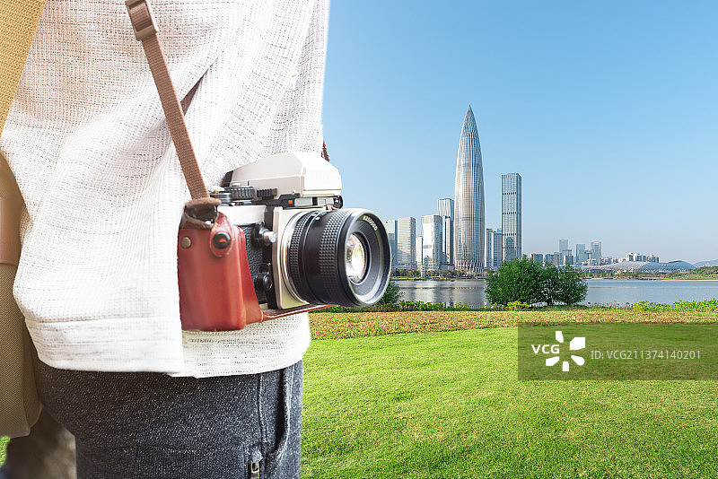 深圳城市公园和背着相机旅游的人图片素材