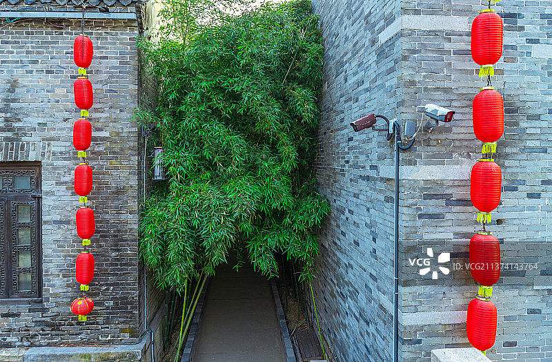 中国山东省枣庄市台儿庄古城 著名旅游景点，中国园林里的古代建筑 ，狭窄的巷子 枝繁叶茂的竹林，户外无图片素材