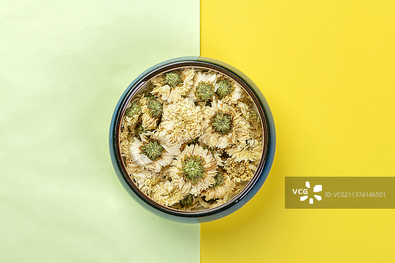 菊花茶特写黄绿色背景图片素材