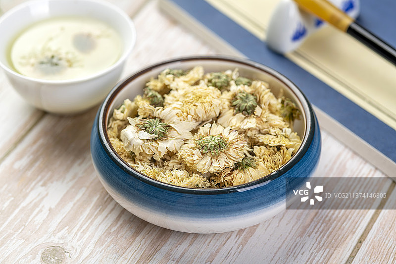 菊花茶特写木桌面背景图片素材