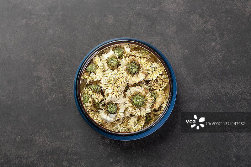 菊花茶特写黑色背景图片素材