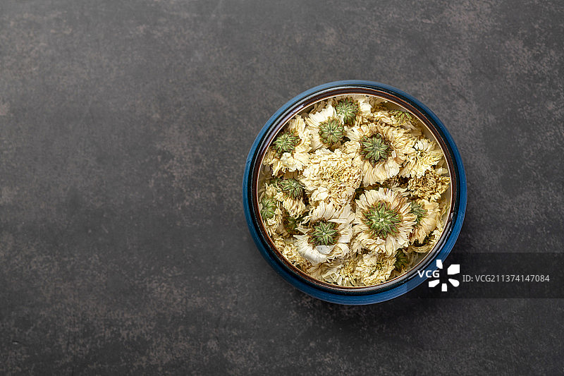 菊花茶特写黑色背景图片素材