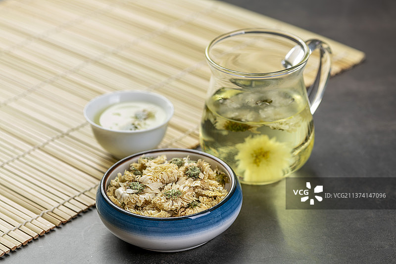 菊花茶特写黑色背景图片素材