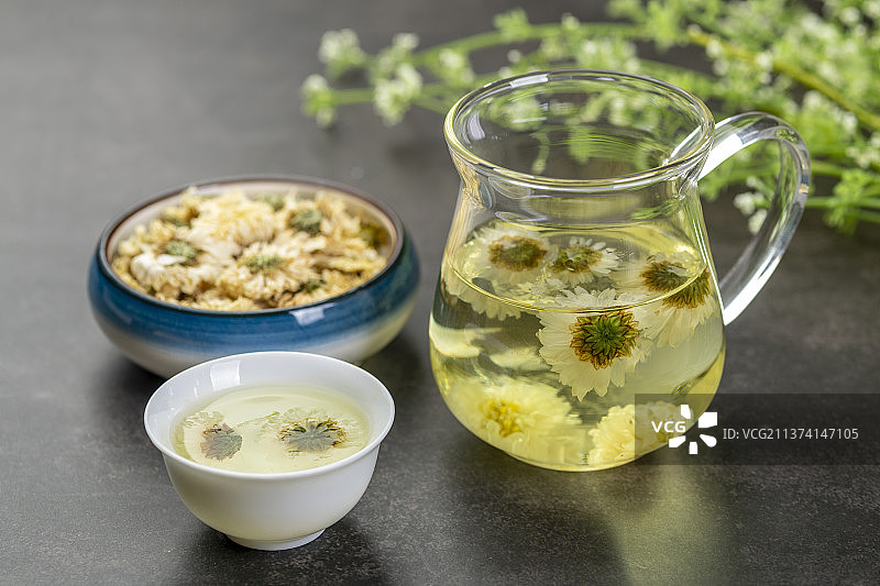 菊花茶特写黑色背景图片素材