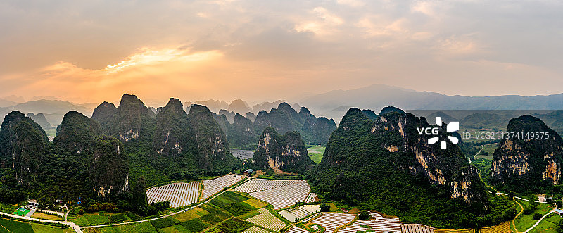 中国广东省清远市九龙镇九龙峰林小镇图片素材